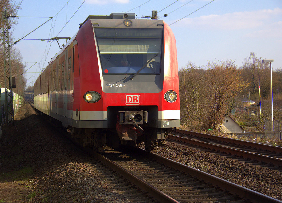 Die S11 von Bergisch-Gladbach nach Düsseldorf-Flughafen/Terminal und kommt aus Richtung Köln und fährt in Dormagen-Chempark,Dormagen,Nievenheim,Neuss-Allerheiligen,Neuss-Norf und fährt in Neuss-Süd ein und dann weiter in Richtung Neuss-Hbf. 
Aufgenommen vom einem Fußgängerweg in Neuss-Süd. 
Bei Sonnenschein am Nachmittag vom 24.3.2018.