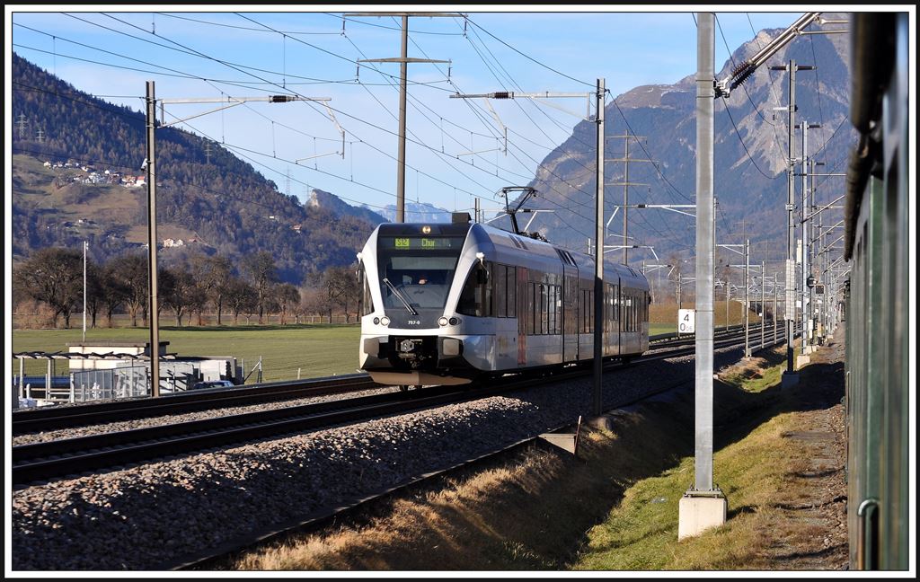 Die S12 mit 526 757-0 nach Chur überholt den Dampfzug bei Zizers. (21.12.2013)
