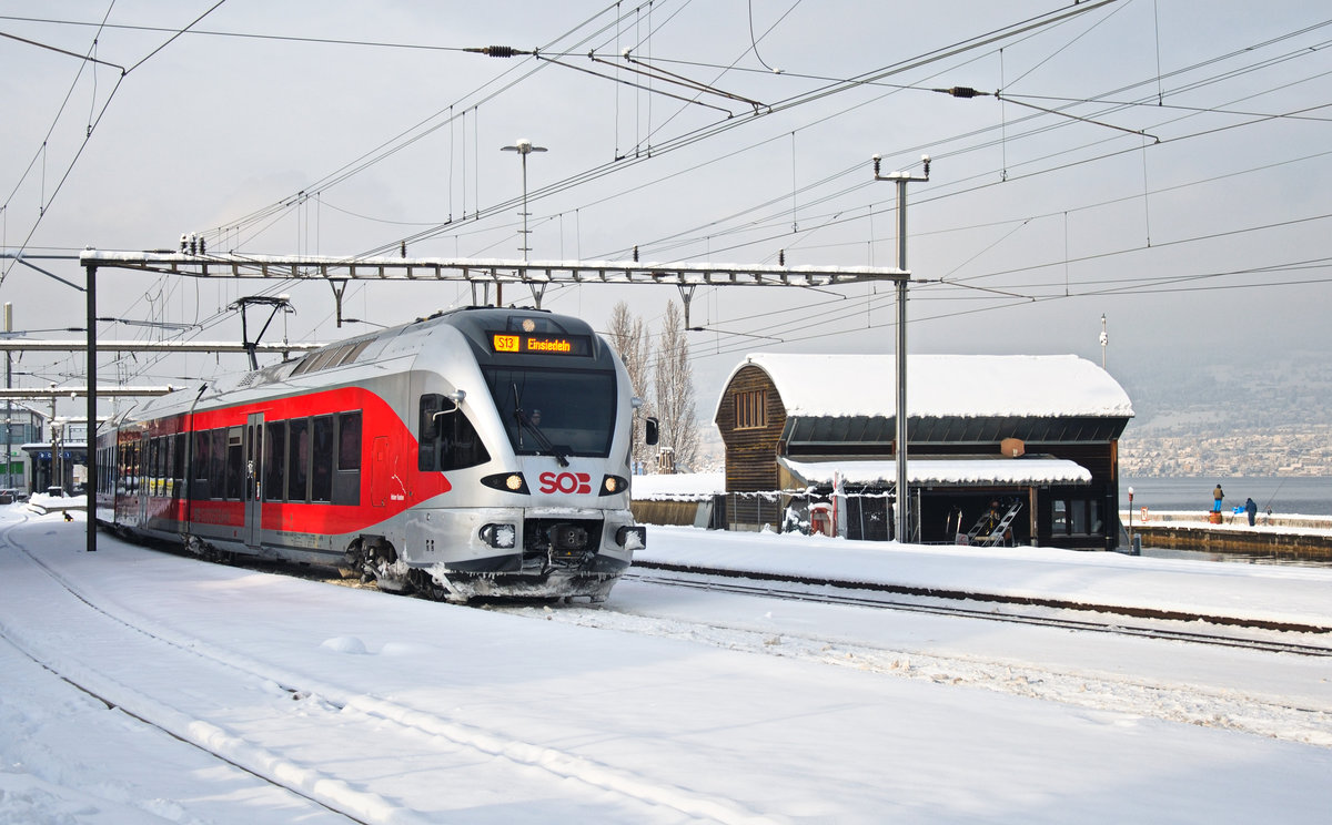 Die S13 verlässt soeben den Startpunkt Wädenswil, um nach 480 Höhenmeter, 16 km Strecke und somit durchschnittlich 30 Promille Steigung den Zielort Einsiedeln zu erreichen. 16.01.2021.