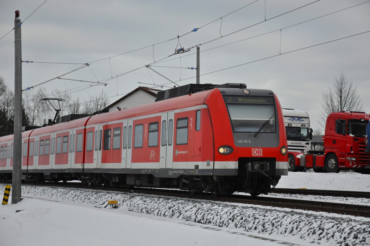 Die S2, BR 423,  am 25.01.2015, kurz vor dem Bahnhof Erdweg in Richtung Altomünster.