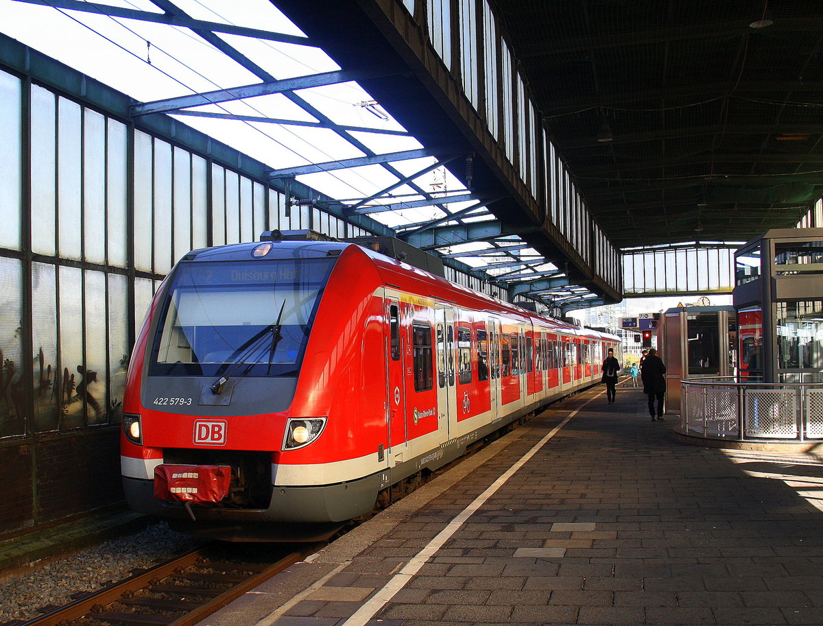 Die S2 kommt aus Dortmund-Hbf nach Duisburg-Hbf und fährt in den Duisburger-Hbf ein.
Aufgenommen vom Bahnsteig 1 in Duisburg-Hbf.
Am Vormittag vom 16.10.2016.