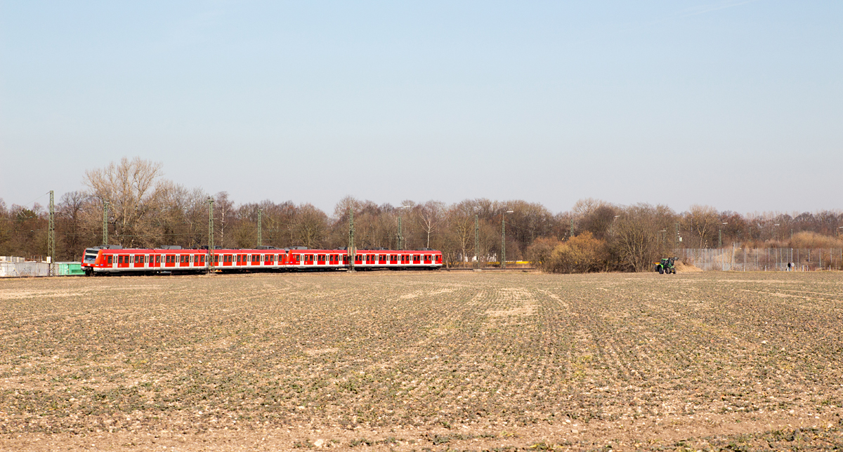 Die S2 nach Dachau wurde am frühlingshaften 10.03.15 in München-Riem auf´s Bild gebracht.