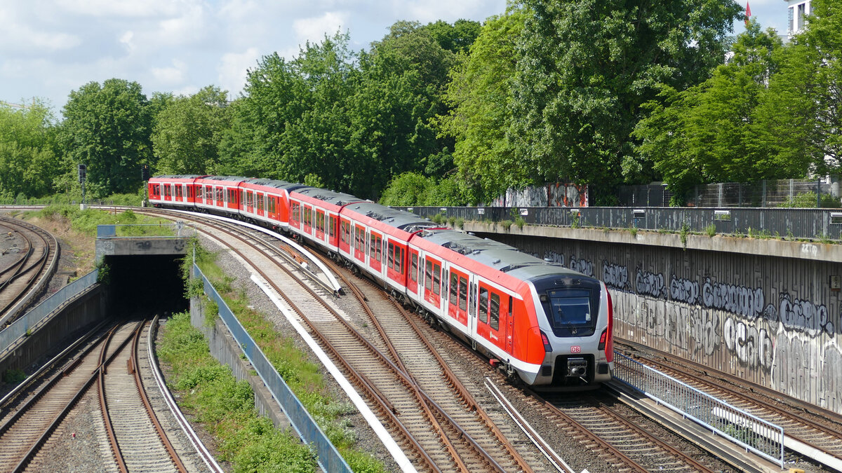 Die S21 nach Hamburg-Elbgaustraße bei der Ausfahrt aus dem Hamburger Hbf. Eingesetzt wurde auf diesem Umlauf die moderne Baureihe 490.
Aufgenommen im Mai 2020.