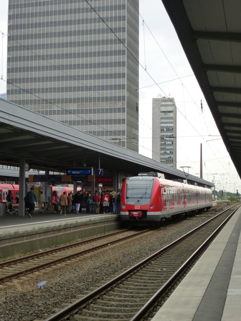 Die S3 nach Oberhausen is soeben eingetrtoffen.
Essen Hbf am 20.08.2013.
