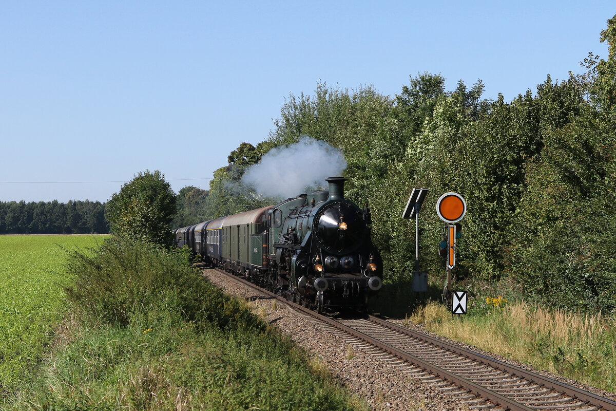 Die S3/6 3673 des  Bayerischen Eisenbahnmuseums  war am 3. September 2021 mit einem Sonderzug bei Hörlkofen in Richtung Landshut unterwegs.