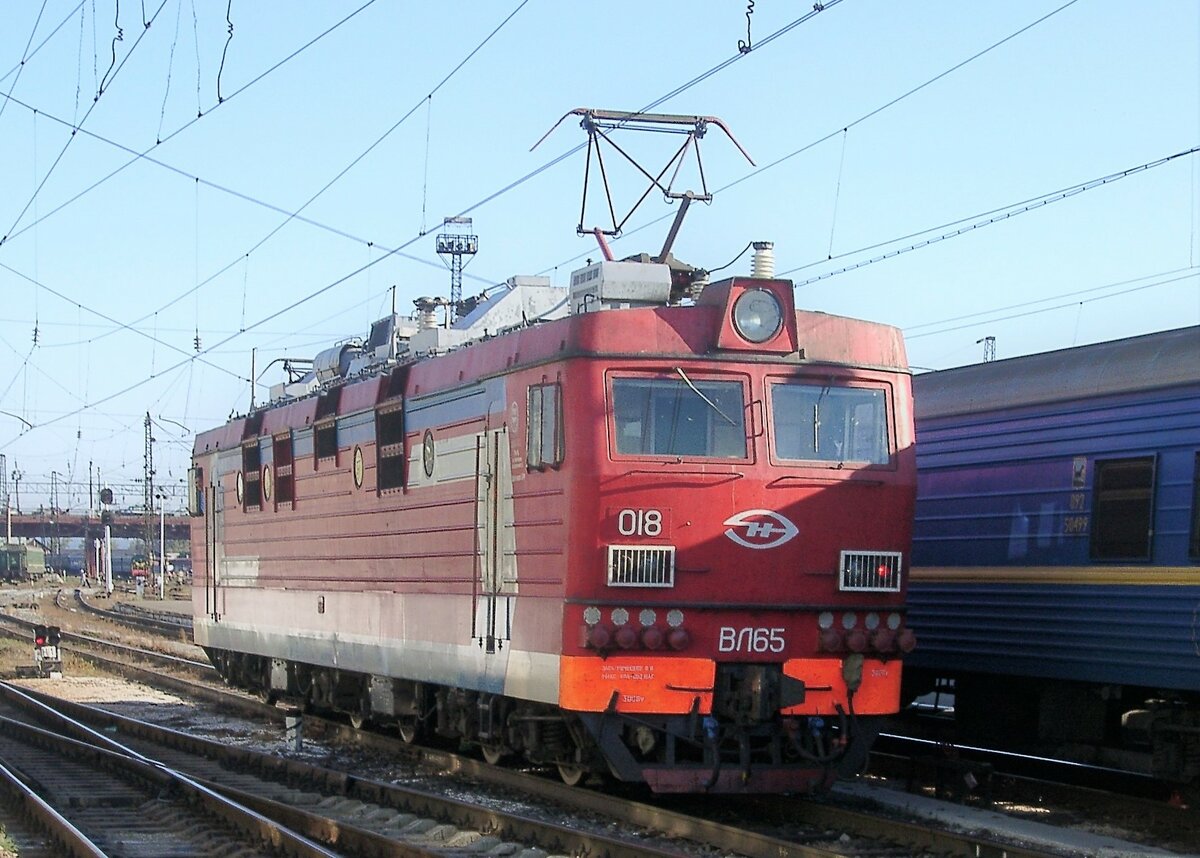 Die SŽD-Baureihe ВЛ65 der russischen Eisenbahnen (SŽD) ist eine Baureihe sechsachsiger Elektrolokomotiven für den Betrieb auf Magistralen mit Wechselstrom. Sie wurden aus der ВЛ85 entwickelt und gelten als die Einsektionsvariante dieser Baureihe. Sie wurde von 1992 bis 1999 von der Elektrolokomotivenfabrik Nowotscherkassk ausgeliefert und sind der Ersatz für die veraltete ВЛ60.
Die hier am 27.8.2001 in Irkutsk aufgenommene Maschine dürfte zur damaligen Zeit eine der  modernsten Loks der SŽD gewesen sein. 