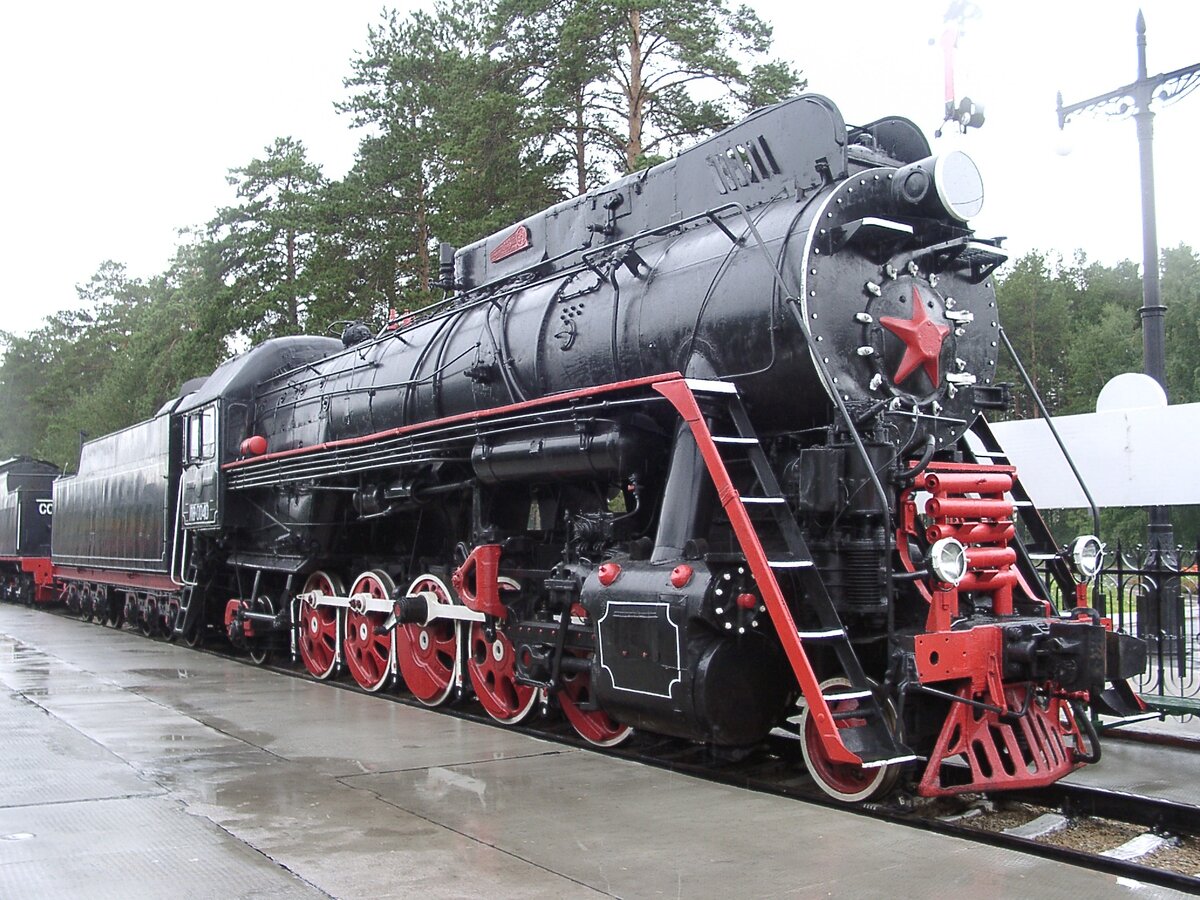 Die SŽD-Baureihe ЛВ (LW) war eine Dampflokomotive der Sowjetischen Eisenbahnen (SŽD) in russischer Breitspur. Sie gilt als die letzte serienmäßig hergestellte Dampflokomotive der SŽD und war bevorzugt im Güterzugdienst landesweit auf nichtelektrifizierten Strecken eingesetzt. Ihren Namen erhielt sie nach dem Chefkonstrukteur der Lokomotivfabrik Kolomna, Lew Sergejewitsch Lebedjanski, verbunden mit dem Kürzel des Herstellerwerkes Woroschilowgrad. Vor dieser Bezeichnung trug sie die Benennung OP 18 (Oktoberrevolution, Achslast 18 t). Der hier im Museum für Eisenbahntechnik Nowosibirsk ausgestellte LW 0040 am 23.8.2001 fehlt die Treibstange.