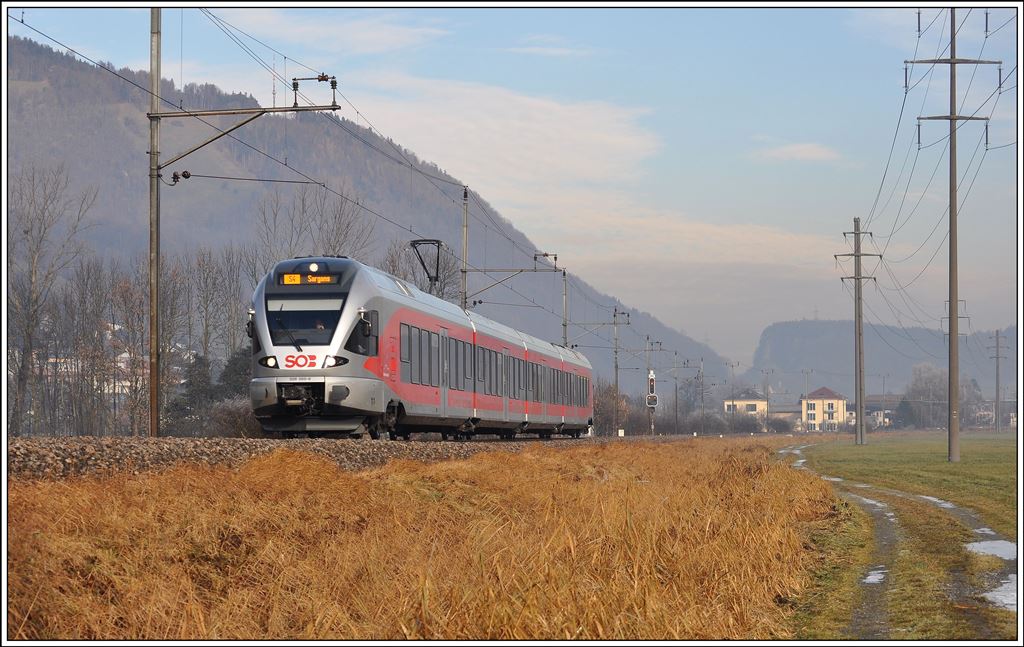 Die S4 23443 nach Sargans mit 526 055-9 hat soeben den wieder in Betrieb genommenen Haltepunkt Rüthi SG verlassen. Die Geländelücke im Hintergrund ist als Hirschensprung bekannt. (18.12.2013)