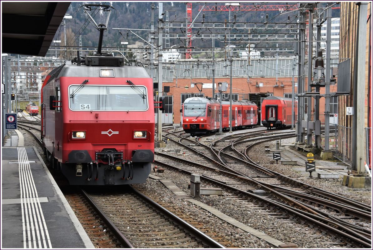 Die S4 aus Langnau-Gattikon trifft in Zürich Giesshübel ein. (01.03.2017)