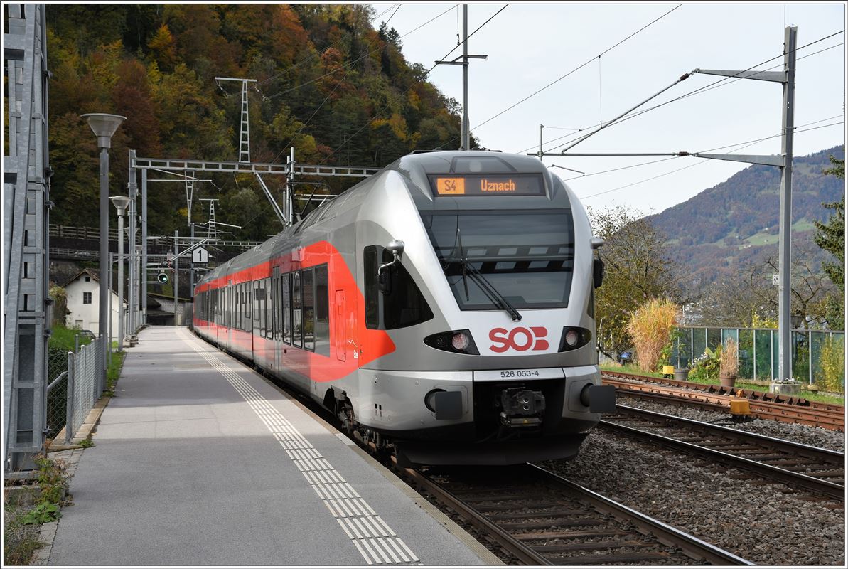 Die S4, die rund um den Säntis fährt, beim Halt in Mühlehorn am Walensee. 526 053-4. (24.10.2016)