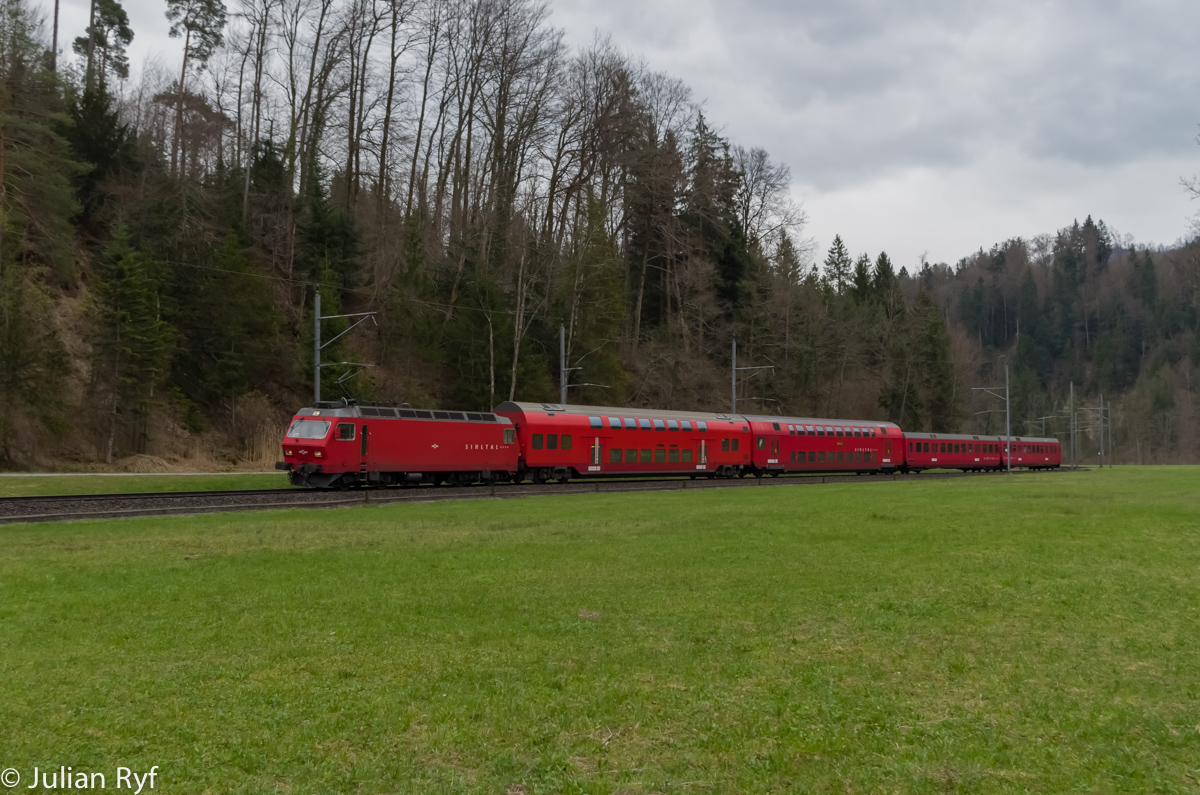 Die S4 (Sihltalbahn) und die S10 (Uetlibergbahn) der S-Bahn Zürich werden von der Sihltal-Zürich-Uetlibergbahn (SZU) gefahren. Einer der recht gewöhnungsbedürftigen Züge der S4 befindet sich hier am 11. April 2015 gerade auf der nur noch stündlich befahrenen Strecke zwischen Langnau-Gattikon und Sihlwald, einem beliebten Naherholungsgebiet in der Region Zürich.