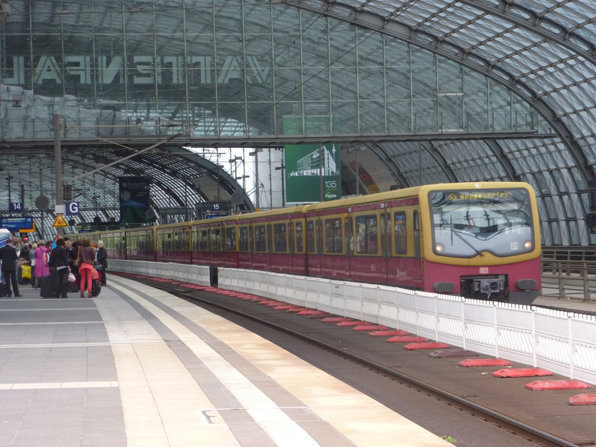 Die S5 nach Hoppegarten stand hier am 01.09.2014 im Berliner Hbf.
