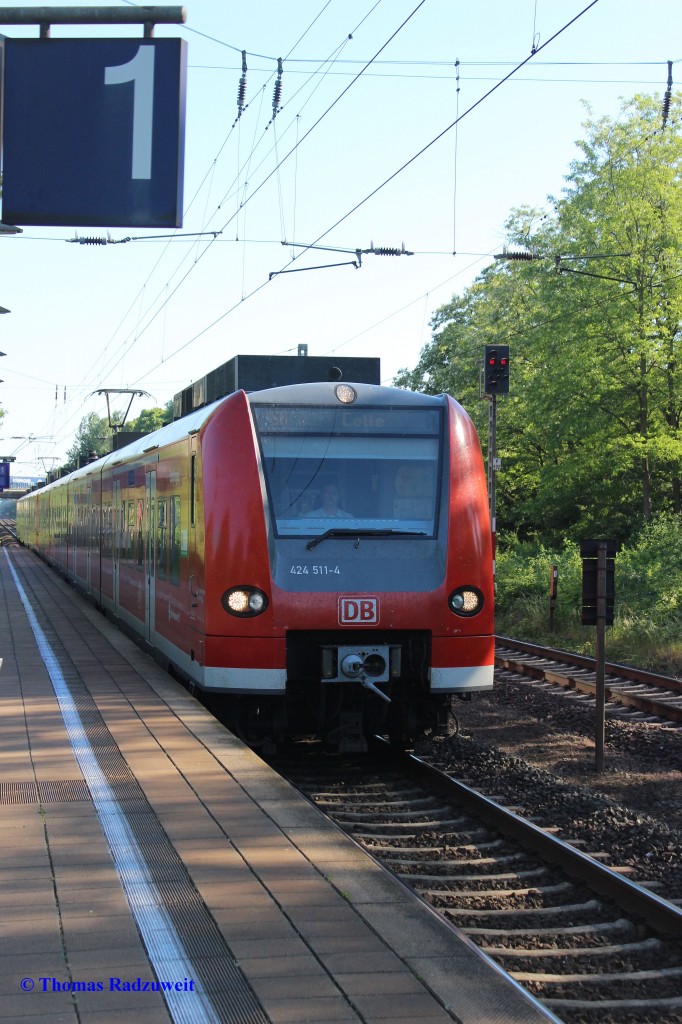 Die S6 der S-Bahn Hannover fährt am 6.Juni 2015 aus Hannover Hbf kommend auf Gleis 1 in Ehlershausen ein. Anschließend geht es weiter nach Celle.