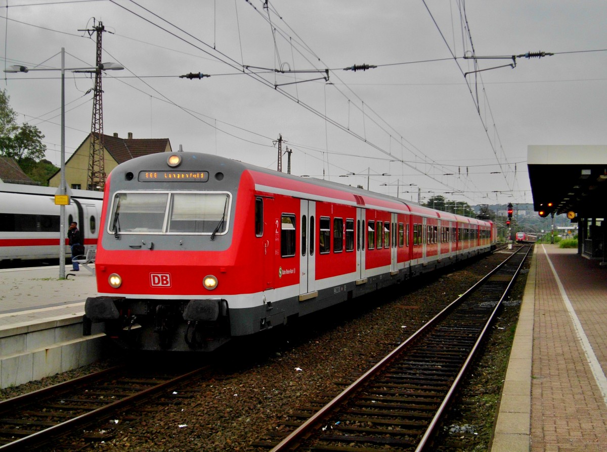 Die S68 nach S-Bahnhof Langenfeld im S-Bahnhof Wuppertal-Vohwinkel.(10.9.2014)
