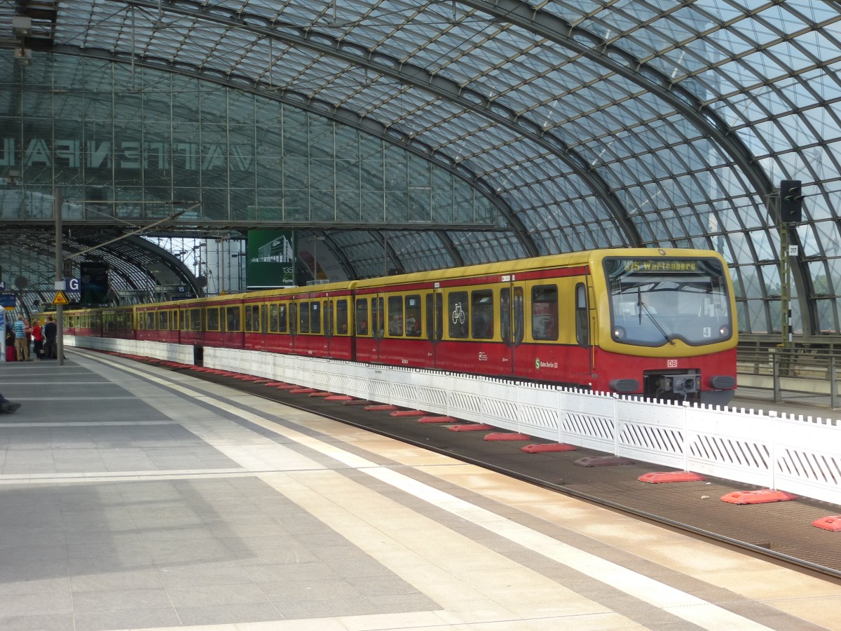 Die S75 fährt hier gerade aus dem Berliner Hbf in Richtung Wartenberg aus.
Aufgenommen am 03.09.2014.