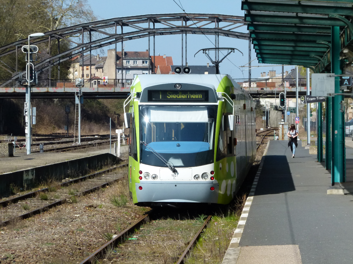 Die Saarbahn verbindet grenzüberschreitend Saarbrücken mit Sarreguemines. In Frankreich heißt die Stadtbahn Tram Train. Eine Besonderheit gibt es in Sarreguemines, der deutsche Fahrstrom wird bis Sarreguemines (Gleis 1) durchgeleitet. Auch das deutsche Vorsignal steht noch in Frankreich. Gleich wird der Bombardier Triebwagen Sarreguemines (Saargemünd) in Richtung Saarbrücken-Siedlerheim verlassen. Bis Brebach ist er nach EBO unterwegs und wechselt in der Stadt die Vorschrift (BoStrab). 30.03.2019