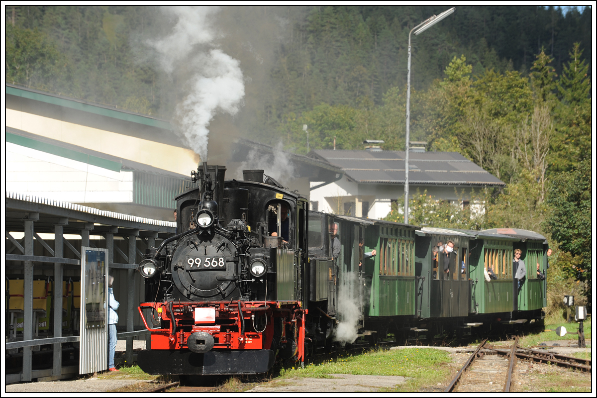 Die Sächsische IV K 99 568 der Preßnitztalbahn als Vorspann vor U1 mit dem zweiten Zug von Kienberg nach Lunz am See am 27.9.2020 bei der Einfahrt in den Zielbahnhof Lunz am See.