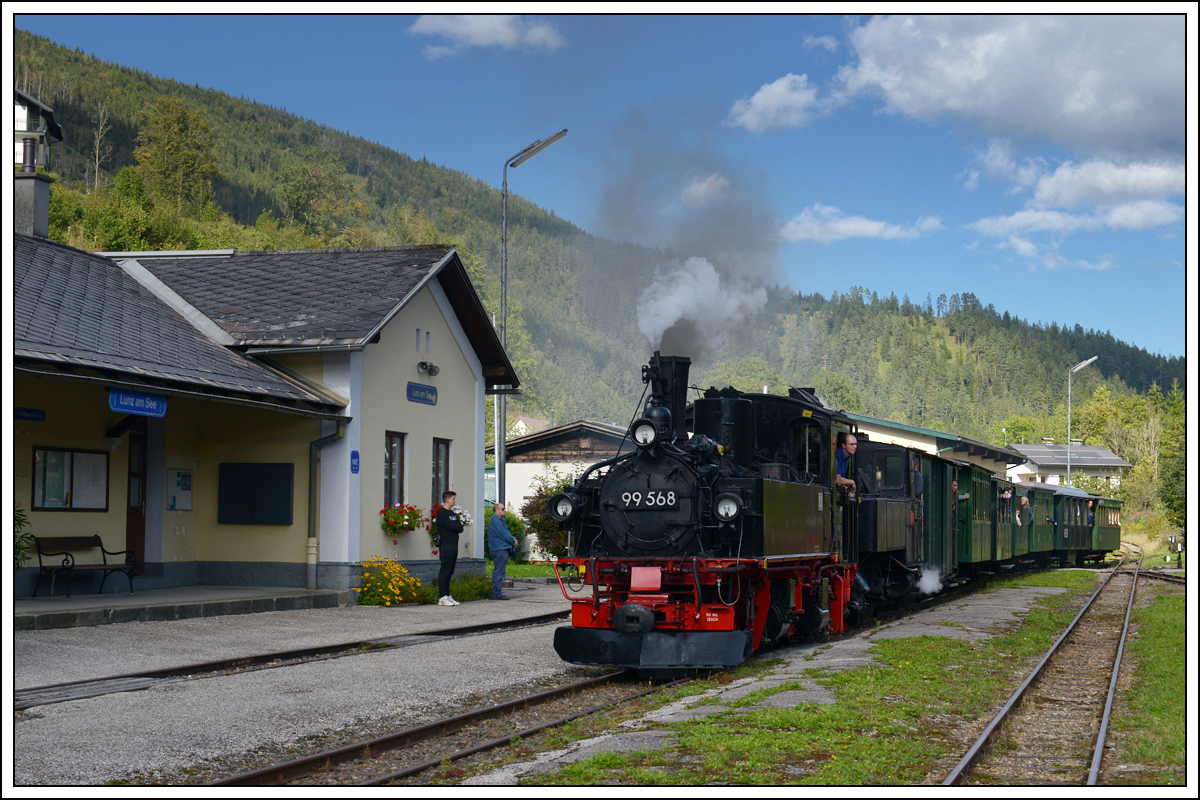 Die Sächsische IV K 99 568 der Preßnitztalbahn als Vorspann vor U1 mit dem zweiten Zug von Kienberg nach Lunz am See am 27.9.2020 bei der Einfahrt in Lunz am See.