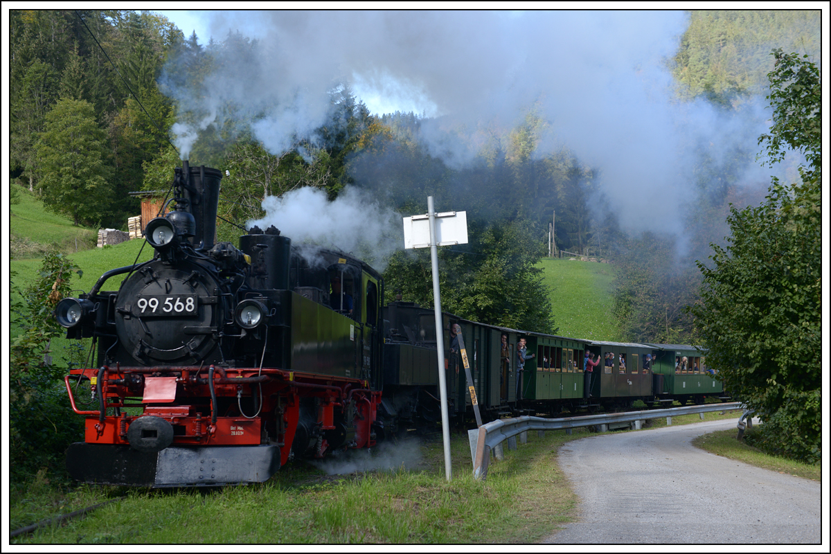 Die Sächsische IV K 99 568 der Preßnitztalbahn als Vorspann vor U1 mit dem zweiten Zug von Kienberg nach Lunz am See am 27.9.2020 bei der Bedarfshaltestelle Hühnernest.
