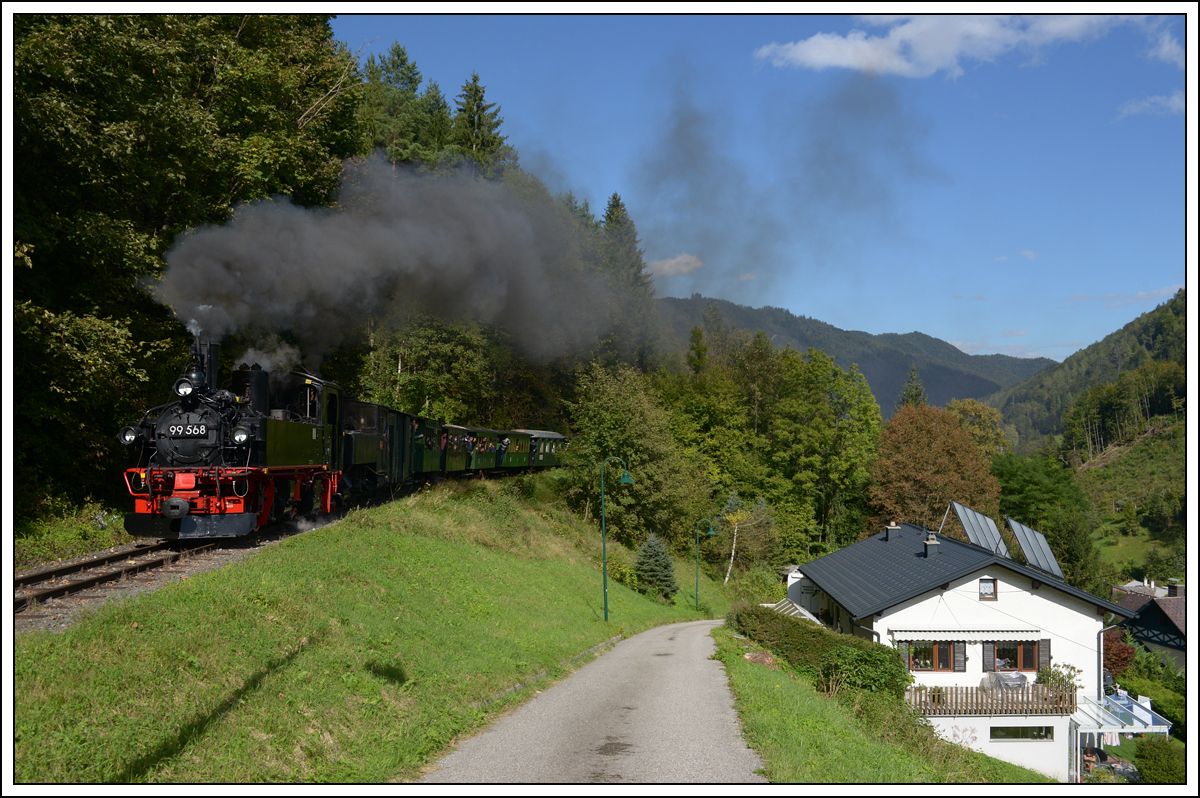 Die Sächsische IV K 99 568 der Preßnitztalbahn als Vorspann vor U1 mit dem zweiten Zug von Kienberg nach Lunz am See am 27.9.2020 bei der Einfahrt in die Haltestelle Gaming.