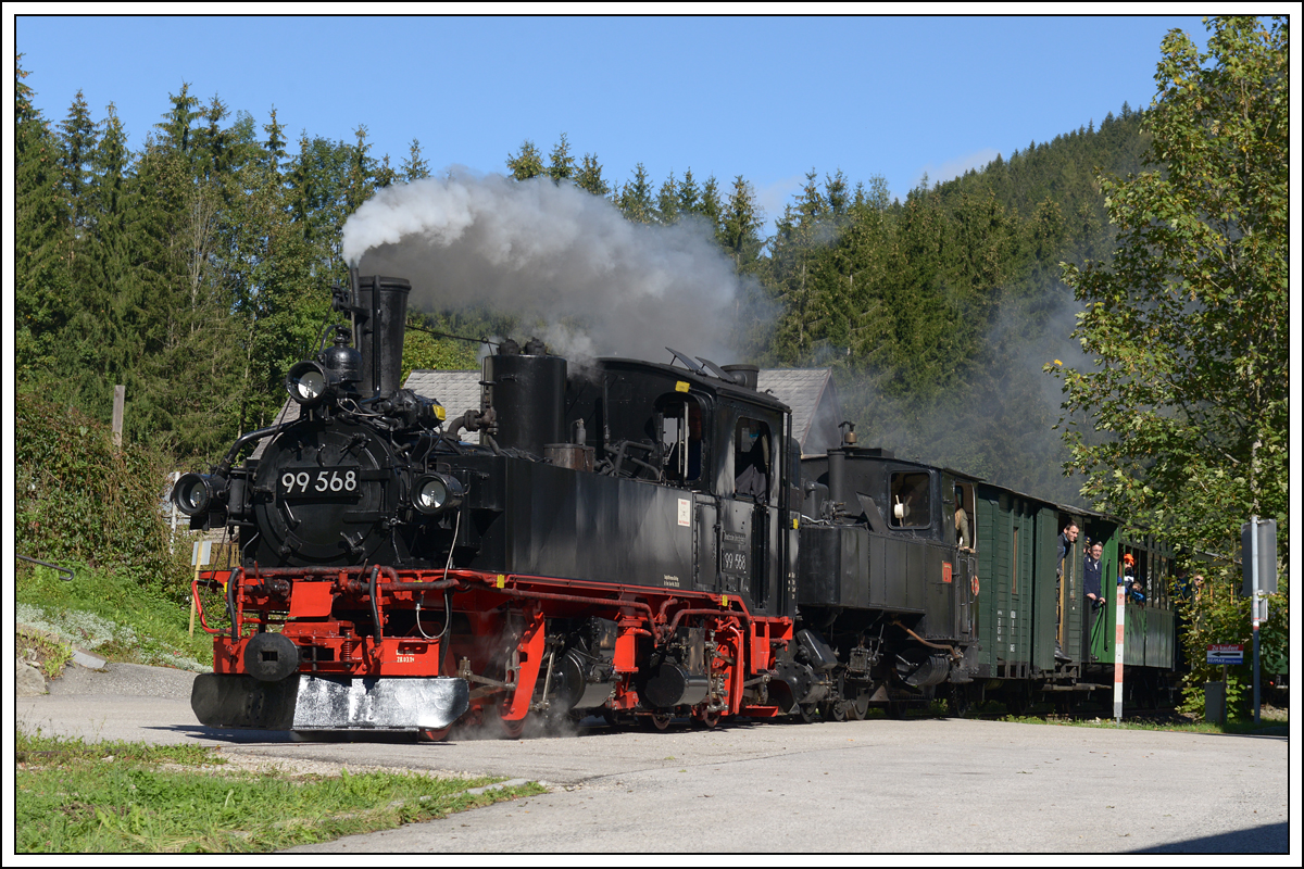 Die Sächsische IV K 99 568 der Preßnitztalbahn als Vorspann vor U1 mit dem zweiten Zug von Kienberg nach Lunz am See am 27.9.2020 wenige Meter vor der Einfahrt in den Zielbahnhof. 