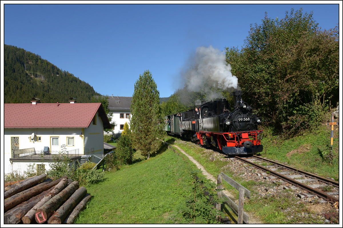 Die Sächsische IV K 99 568 der Preßnitztalbahn als Vorspann vor U1 mit dem zweiten Zug von Kienberg nach Lunz am See am 27.9.2020 kurz nach der Ausfahrt aus der Haltestelle Gasthof Paula.