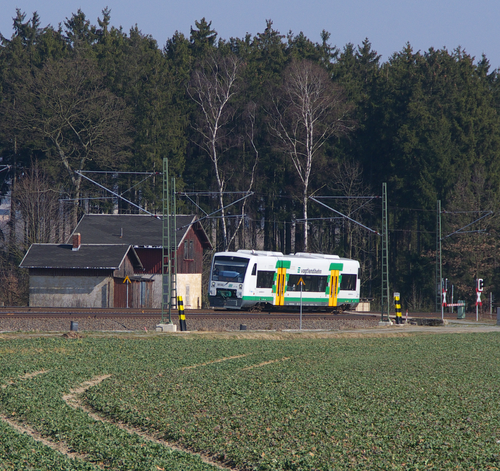 Die Sächsische Staatsregierung hat das SPNV Angebot im Vogtland ab Fahrplanwechsel Dezember 2014 stark ausgedünnt. Auf Magistrale Plauen ob. Bf. - Hof hat es die kleineren Ortschaften erwischt. Gutenfürst, Grobau, Reuth, Schönberg, Mehltheuer und Syrau. Der Zweistundentakt wurde zu manchen Zeiten auf 4 Stunden erhöht. Am schlimmsten ist es in Grobau und Reuth, dort halten nur noch 4 Zugpaare am Tag, da nutzen auch die neuen Bahnsteige wenig. Die Bahnknoten Schönberg/Vogtland und Mehltheuer werden ihrer einstigen Bedeutung schon lange nicht mehr gerecht. Am 14.03.2014 war die SPNV Welt im Vogtland noch im Zweistundentakt in Ordnung. VT 50 der Vogtlandbahn ist von Falkenstein nach Hof unterwegs und passiert bei Km 129.6 den Bahnübergang bei Drochaus. Bahnstrecke 6362 Leipzig - Hof 