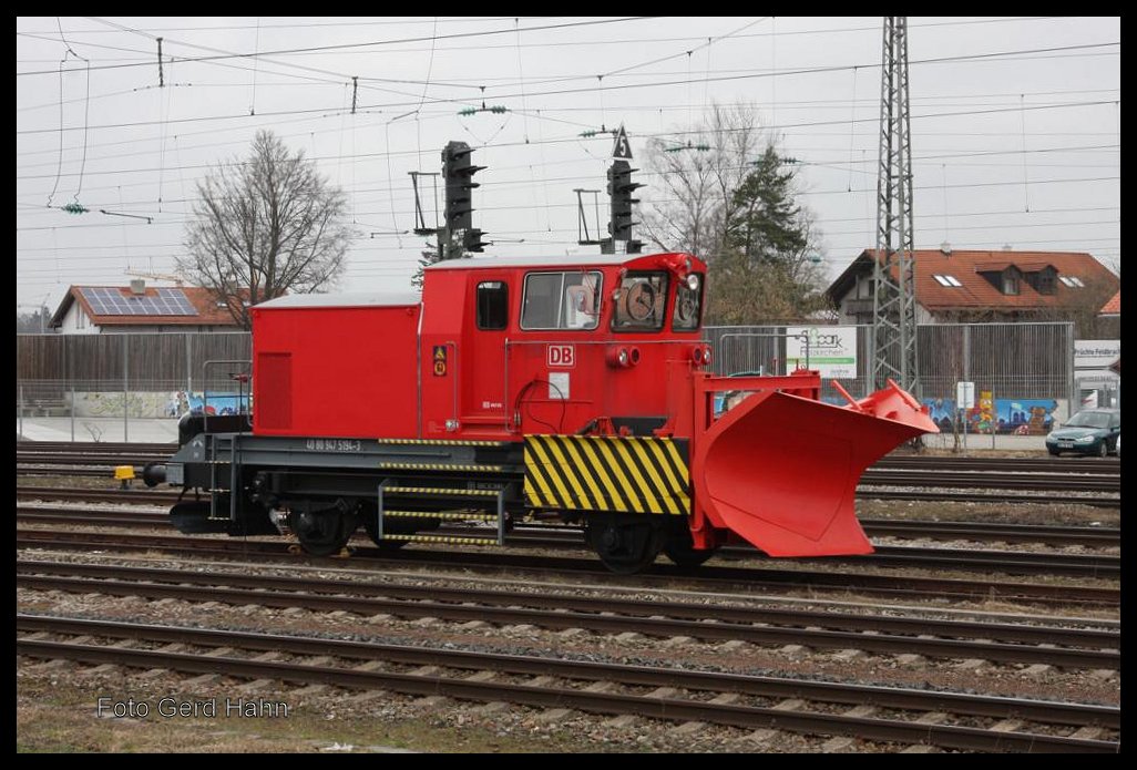 Die Saison ist wohl vorbei. Schneepflug 4080 9475 194-3 hat am 23.3.2015 im Bahnhof Holzkirchen kaum noch einen Einsatz zu erwarten.
