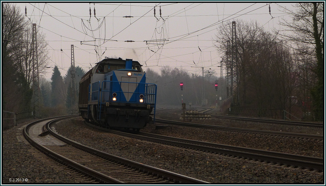 Die Sally ist unterwegs mit einen bergabezug. Die V 107 der Rurtalbahn bildlich 
festgehalten auf der KBS 480 bei Eschweiler (Rhl) im April 2013.