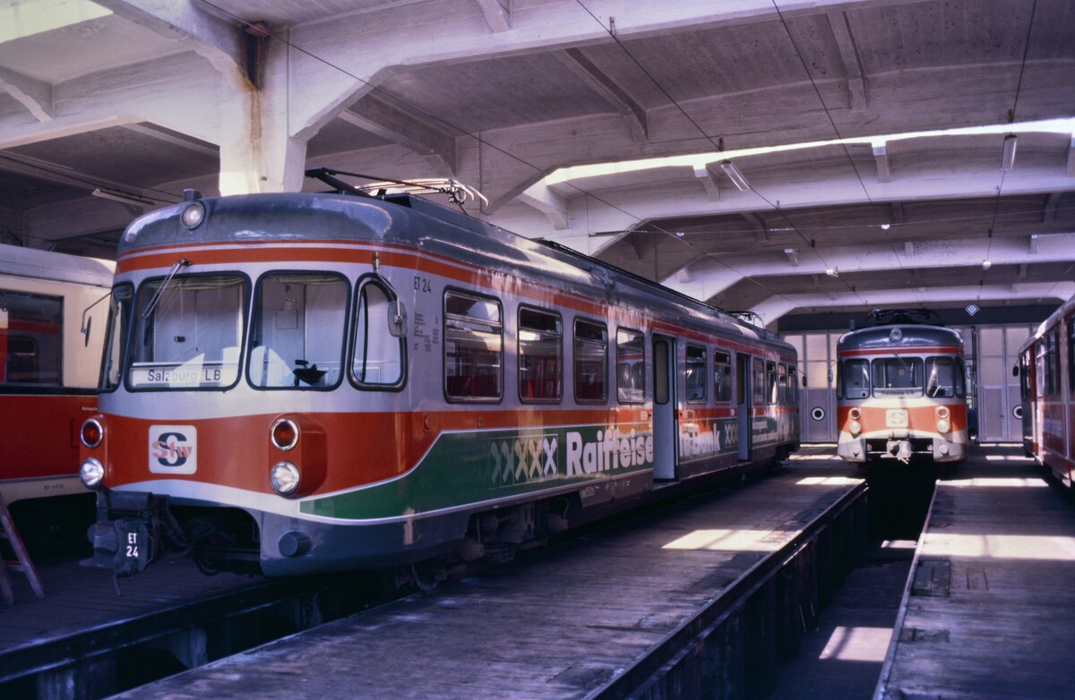Die Salzburger Lokalbahn hatte sehr einprägsame ETs, einer von ihnen war der ET 24, der vorher bei der KBE eingesetzt war, hier im Depot der Salzburger Lokalbahn, 03.08.1984. 