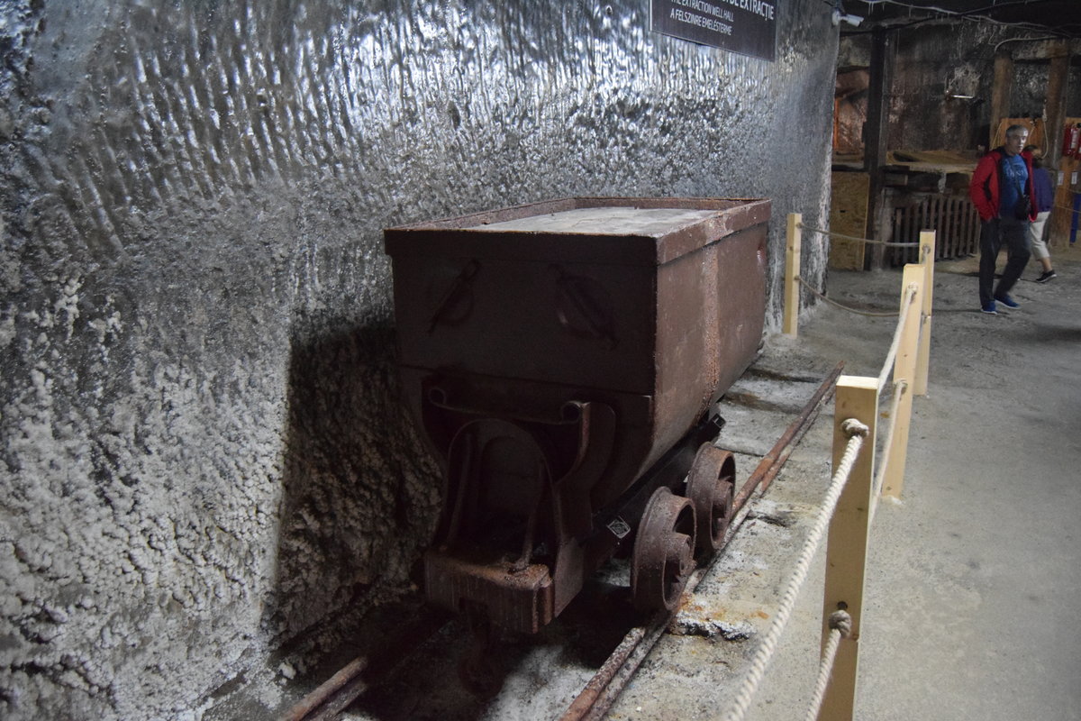 Die Salzmine Turda (Salina Turda) gibt es schon seit der Zeit der Römer. Bei Turda gab es sogar eine römische Garnison (Castrum Potaissa), der zur Verteidinung dieser Mine und der nicht weit gelegenen Stadt napoca (heute Cluj Napoca) diente. Mit der Zeit kamen ein ausgedehntes Bahnnetz und Wagen zur Beförderung ins Spiel. Die Wagen waren zu Erst aus Holz, und später aus Eisen, wie der im Bild dargestellte. Aufnahme vom 07.07.2018.
Leider sind die zwei präsentierte Wagen die einzigen ausgestelltenn in der Mine.