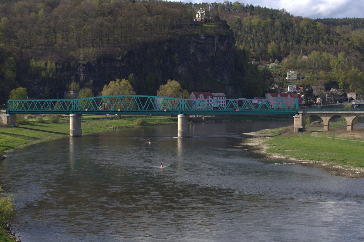 Die sanierte Eisenbahnbrücke zwischen Decin vychod  und Decin hln.2.04.2016 16:47 Uhr.