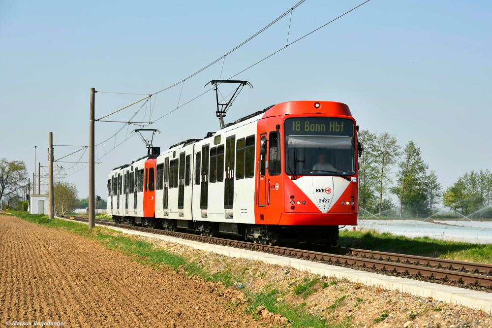 Die sanierten B100S 2427 (ex 2198, Baujahr 1985) und 2411 (ex 2111, Baujahr 1984) auf dem Weg nach Bonn in Merten am 17.04.2020. 