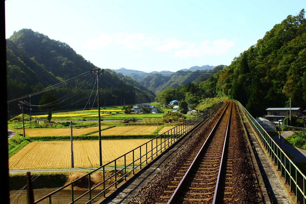 Die Sanriku-Bahn: Da wo die Bahn durchs Inland fährt blieb sie glücklicherweise bei der Tsunami-Katastrophe weniger beschädigt, doch das vorausgegangene Erdbeben hat auch da Zerstörung bewirkt. Und doch ist die Atmosphäre heute heiter und friedlich. Vor Fudai, 27.September 2014.  