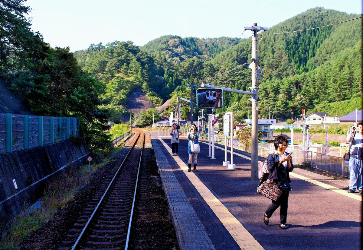 Die Sanriku-Bahn: Kommt der goldene Herbst, dann finden sich fröhliche Scharen von Ausflüglern auf der Sanriku-Bahn (im Spiegel der Station Tanohata Wagen 706), und ein Bild der Bahn ist bei japanischen Reisenden ein absolutes Muss. 27.September 2014. 