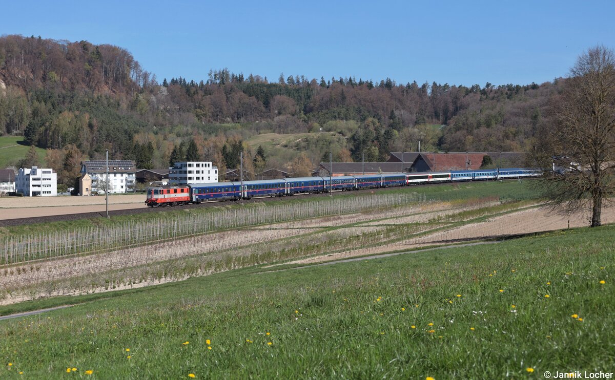 Die SBB 420 108  Cremeschnitte  bringt am Morgen des 7. April 2026 den NJ 472 Umleiter von Singen (Htw.) nach Z�rich HB �ber die Schweizer Weiterf�hrung der G�ubahn. Das Bild entstand bei Rafz. 