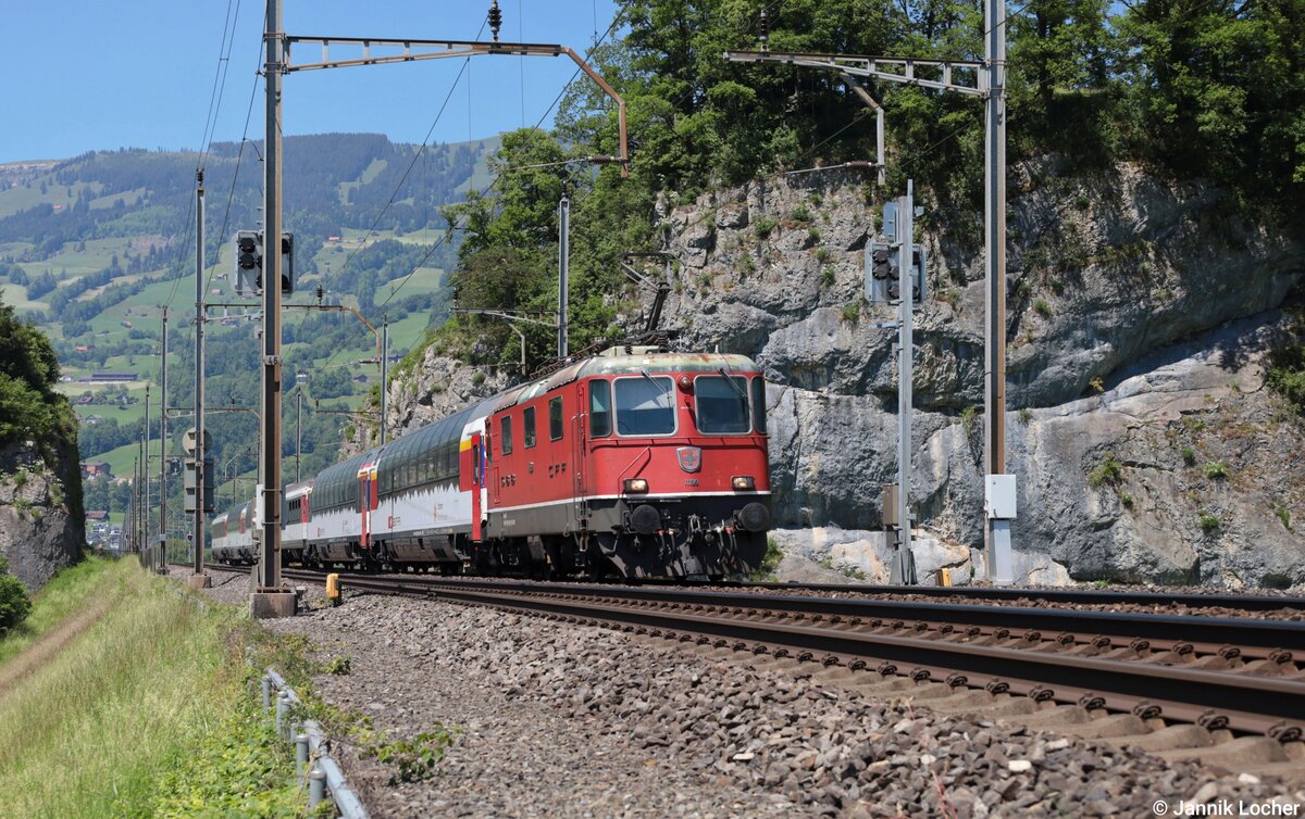 Die SBB 420 199 bespannte am 23. Mai 2026 den Gotthardpanoramaexpress, der gerade das Ch�miloch bei Steinen in Richtung Gotthard als PE 3093 nach Lugano durchfuhr. 