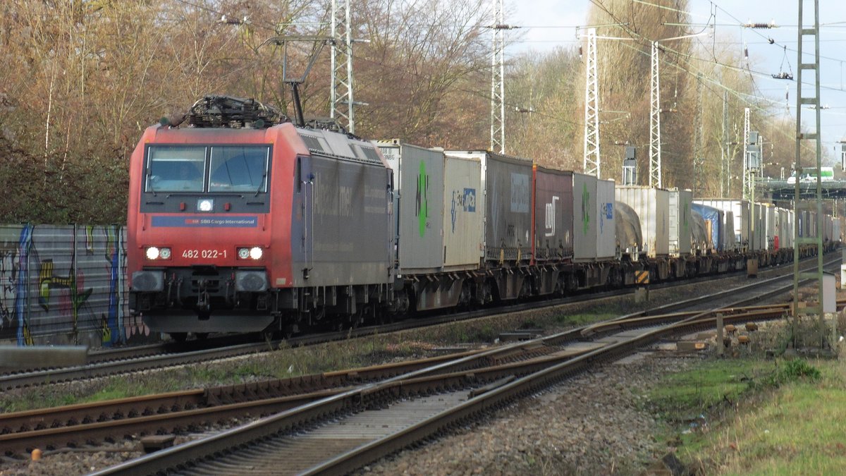 Die SBB 482 022-1 mit einem Güterzug durch Königswinter-Niederdollendorf in richtung Koblenz.Am Herrlichen 28.12.2017

Königswinter-Niederdollendorf
28.12.2017