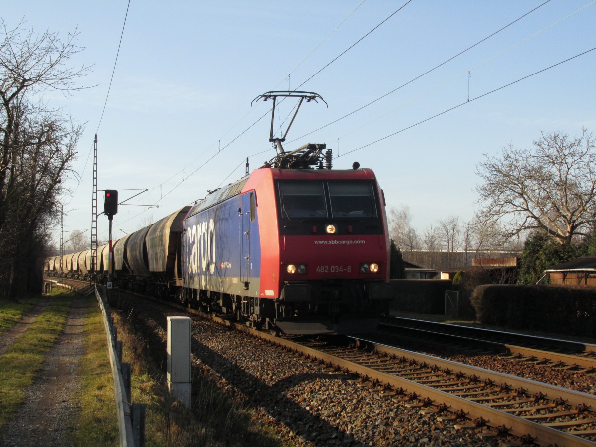 Die SBB 482 034-6 mit Transcerials Waggons auf dem Weg Richtung Heidenau. Gesehen am 19.02.2015 in DD-Stetzsch.