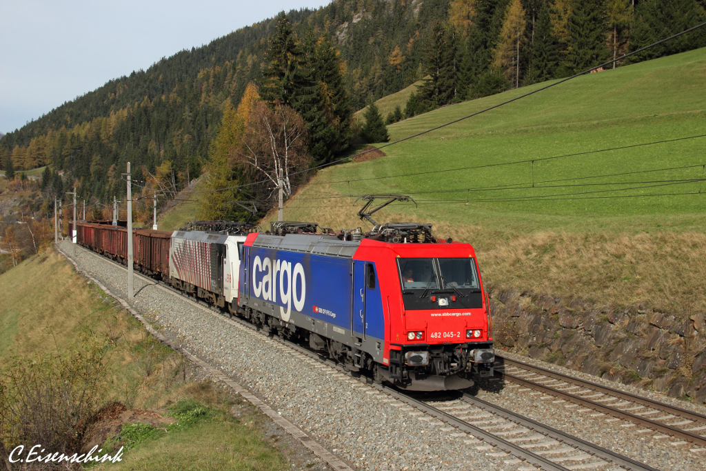 Die SBB 482 045-2 ist derzeit an Lokomotion vermietet. Eisenbahnfreunde tauften diesen seltenen Gast an Tauern- und Brennerbahn  Heidi .
Hier ist Heidi mit 189 918 am 01.11.13 bei Wolf am Brenner zu sehen.