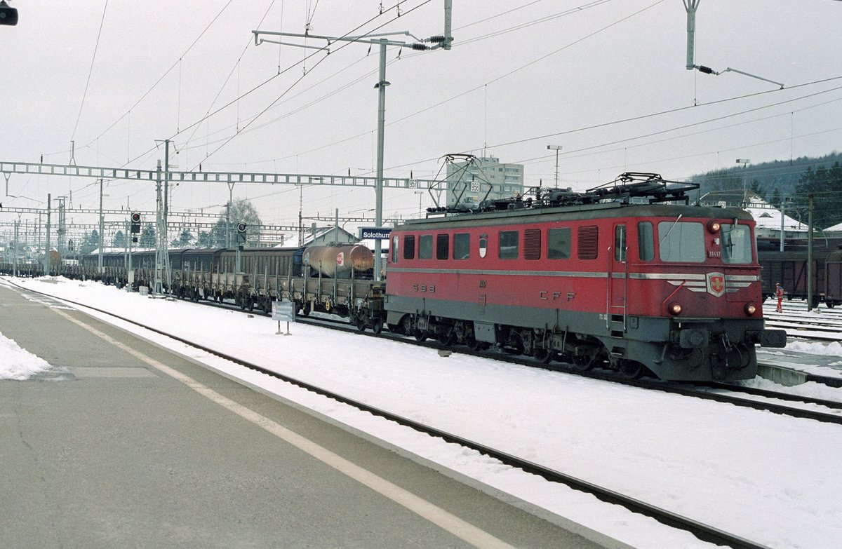 Die SBB-Ae 6/6 11417  Fribourg  am 7. Februar 2003 mit einem Güterzug im Bahnhof Solothurn.
