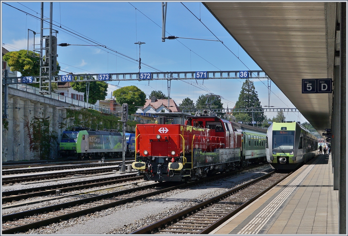 Die SBB Aem 940 007-8 (Aem 91 85 4 940 007-8 CH-SBBI) verlässt mit ihrem Testzug den Bahnhof von Spiez in Richtung Interlaken. 

19. August 2020