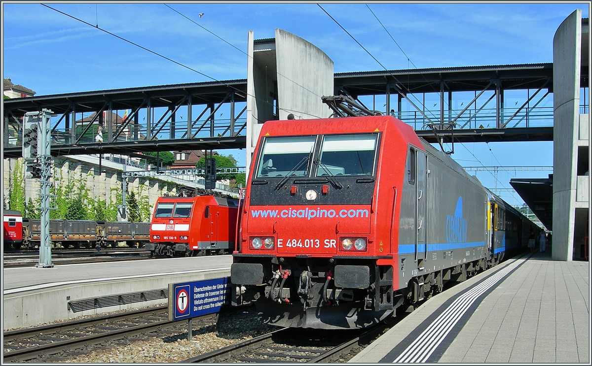 Die von der SBB an Cisalpino vermietete Re 484 013-8 mit den CIS-EC 131 von Basel SBB nach Milano beim Halt in Spiez, während links im Bild die DB 185 nach der Überholung durch den EC auf die Weiterfahrt Richtung Süden wartet.
11. Juli 2006