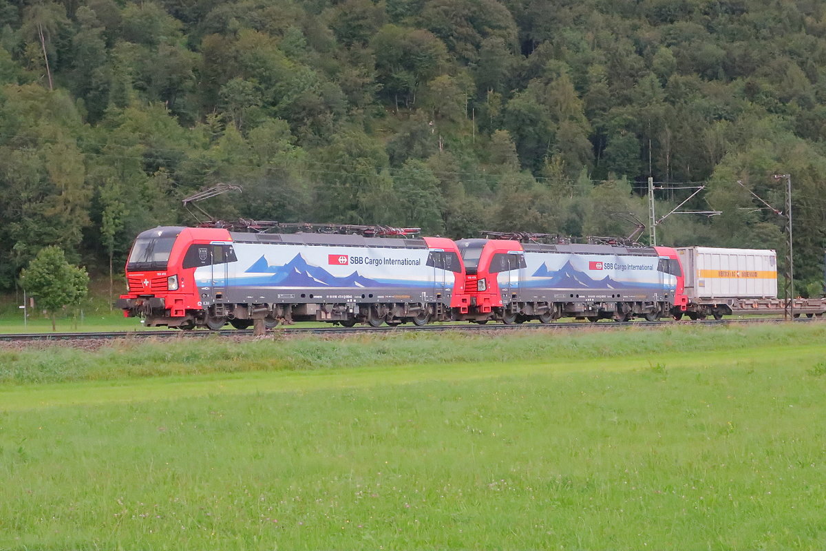 Die SBB auf Abwegen? Sicher nicht, aber die beiden Vectron sind hier im Inntal zwischen Fischbach und Oberaudorf unterwegs, weit ab von ihrem angestammten Einsatzgebiet. 
Was mag wohl Vectron 193 472 und 193 473 (D-SIEAG) der SBB Cargo International am 19.08.2020 kurz nach Sonnenaufgang nach Südbayern geführt haben?