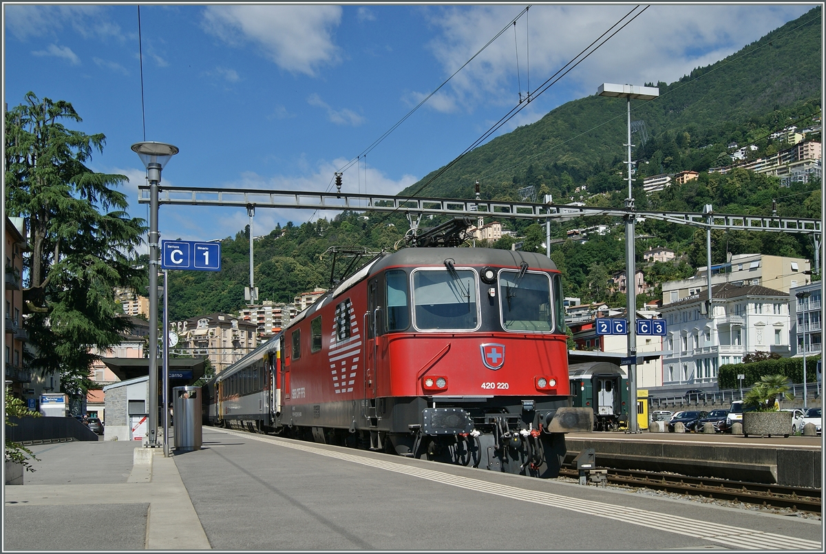 Die SBB baute einige Re 4/4 II zu Re 420  LION  welche noch eine längere Zeit im Zürcher S-Bahn Diensten in den Hauptverkehrszeiten eingesetzt werden sollen. 
Werden die modernisierten Loks nicht bei der S-Bahn benötigt, können sie auch in normalen Re 4/4 II Umläufen eingesetzt werden. Hier wartet die Re 420 mit dem IR 2422 in Locarno auf die Abfahrt nach Zürich.
21. Juni 2015