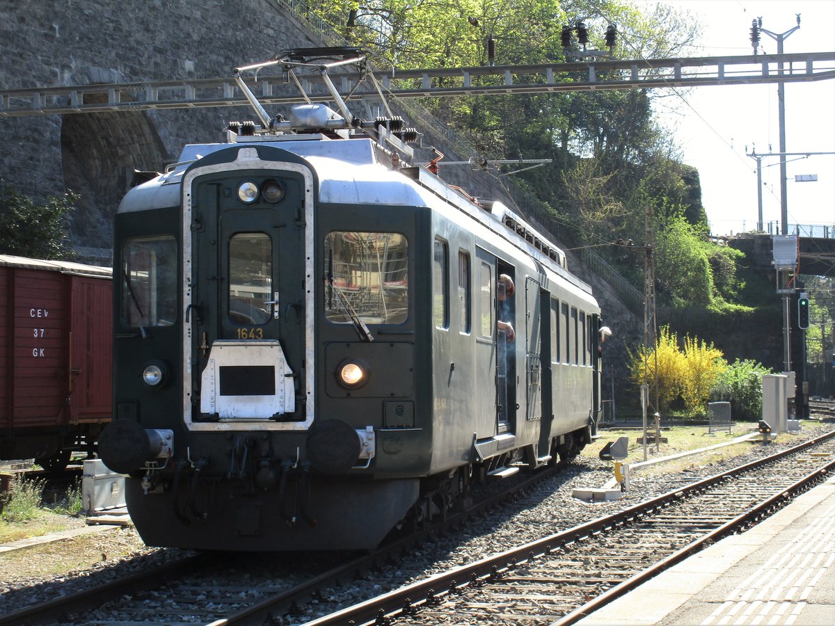 Die SBB BDe 4/4 Nr. 1643  Wyländerli  kam mit 2 Waggons von Winterthur in Vevey an. Nach der Ankunft wurde sie von den Waggons abgekuppelt und ein Stück weitergefahren. Im Bild musste das  Wyländerli  die Fahrrichung wechseln und auf Gleis 4 bis zu einer Weiche fahren. Dort musste sie wieder die Fahrrichtung wechseln und zurück zu den Waggons fahren. Der Extrazug wird wegen Platzmangel auf ein Abstellgleis abgestellt, damit anschliessend der Dampfextrazug Lyss- Brig Platz hat. 
Samstag, 8. April 2017