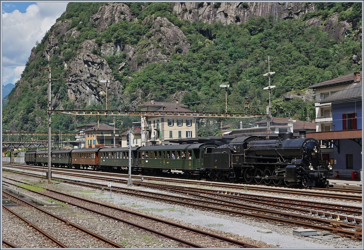 Die SBB C 5/6 2978 ist mit dem SRF  Schweiz aktuel am Gotthard  Extrazug in Bodio eingetroffen.
28. Juli 2016