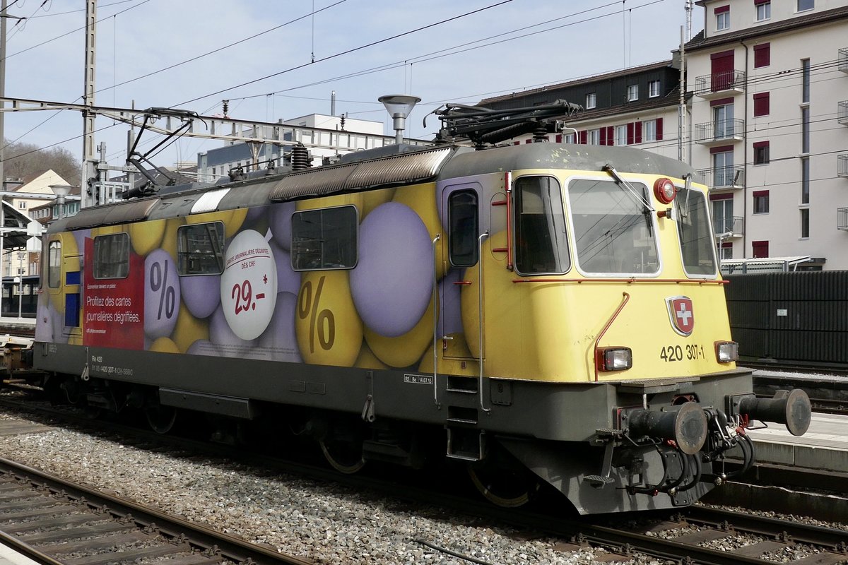 Die SBB C Re 420 307 mit der Werbung  Profitieren mit der Spartageskarte  am 26.2.21 im Bahnhof Olten.