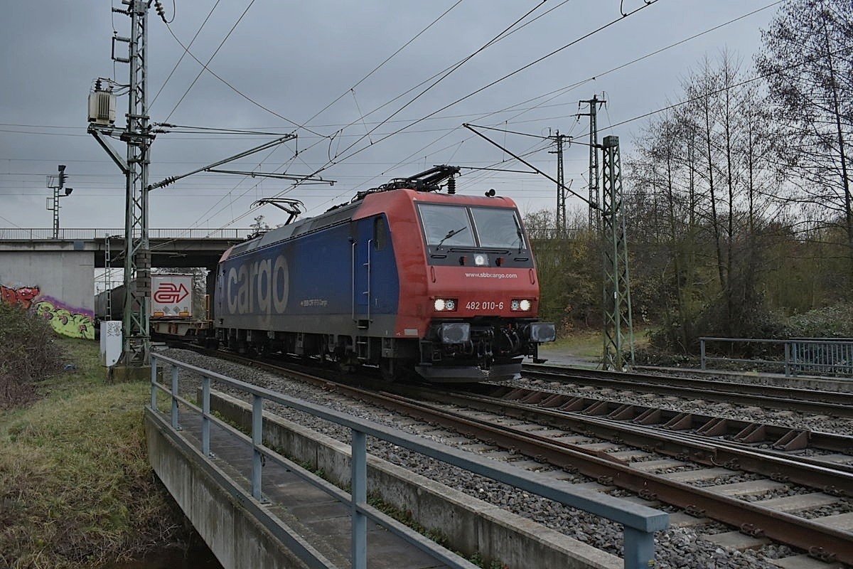 Die SBB-Cargo 482 010-2 mit einem Klv in Groß Gerau gen Nauheim fahrend am Freitag den 26.1.2018 