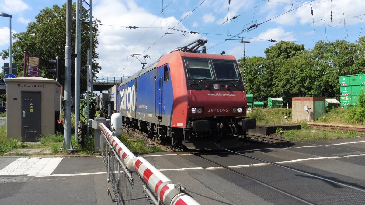 Die SBB Cargo 482 016-3 mit einem Güterzug von Köln aus Richtung Koblenz und vermutlich auch Weiter bei der Durchfahrt durch Königswinter.
Aufgenommen an einem Bü vor der Schranke.

09.07.2016
Königswinter